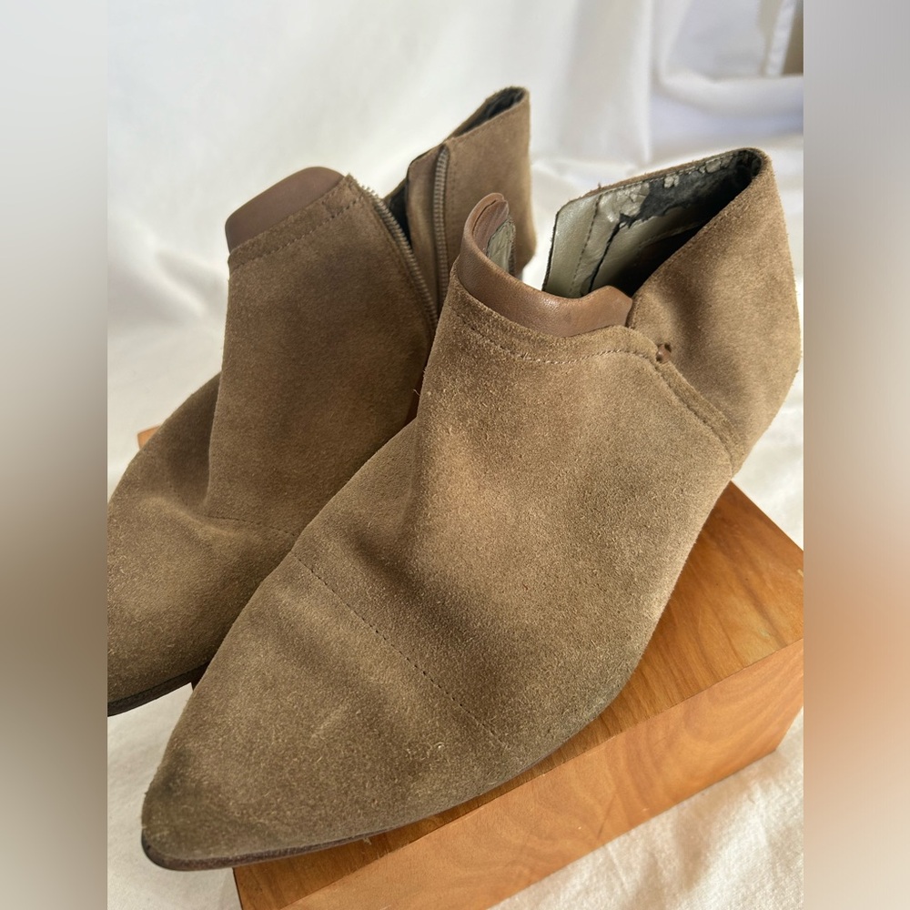 VINCE CAMUTO-Tan shade booties-8.5